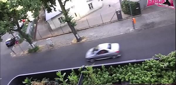  Deutsche Nachbarin normales Mädchen mit dicken naturbusen fickt zuhause auf balkon